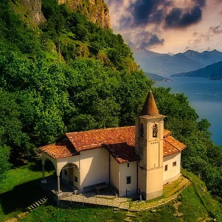 A Private And Parking Appartement Oliveto Lario